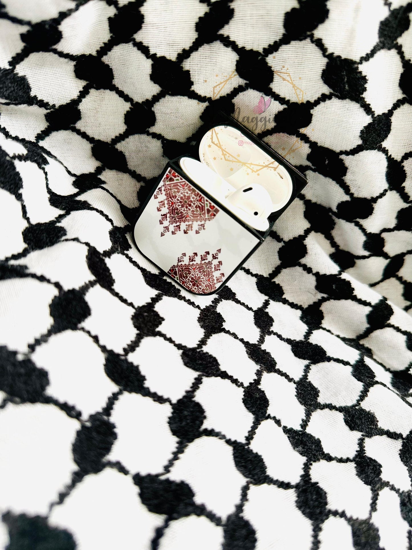 Tatreez Airpod Case